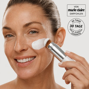 Monarch Wear | Intelligente Foundation – Integrierter Pinsel & Anpassungsfähige Pigmente – SkinMatch™